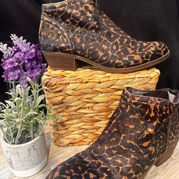 Kensie Shoes - Kensie Garbor Women’s Leopard Pony Fur Ankle Boots
Size 9M